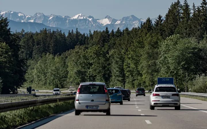 Autobahn mit Alpenpanorama