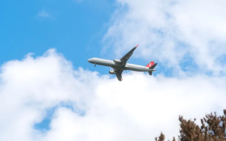 Flugzeug im Steigflug