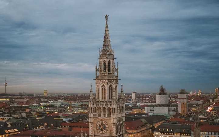 Münchner Frauenkirche und Rathausturm bei Abenddämmerung